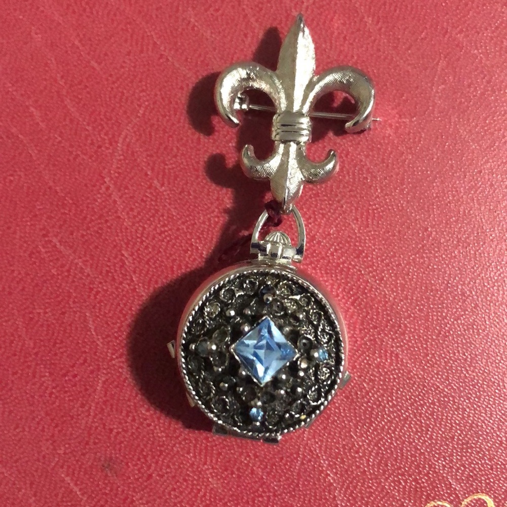 Vintage Cora picture locket brooch